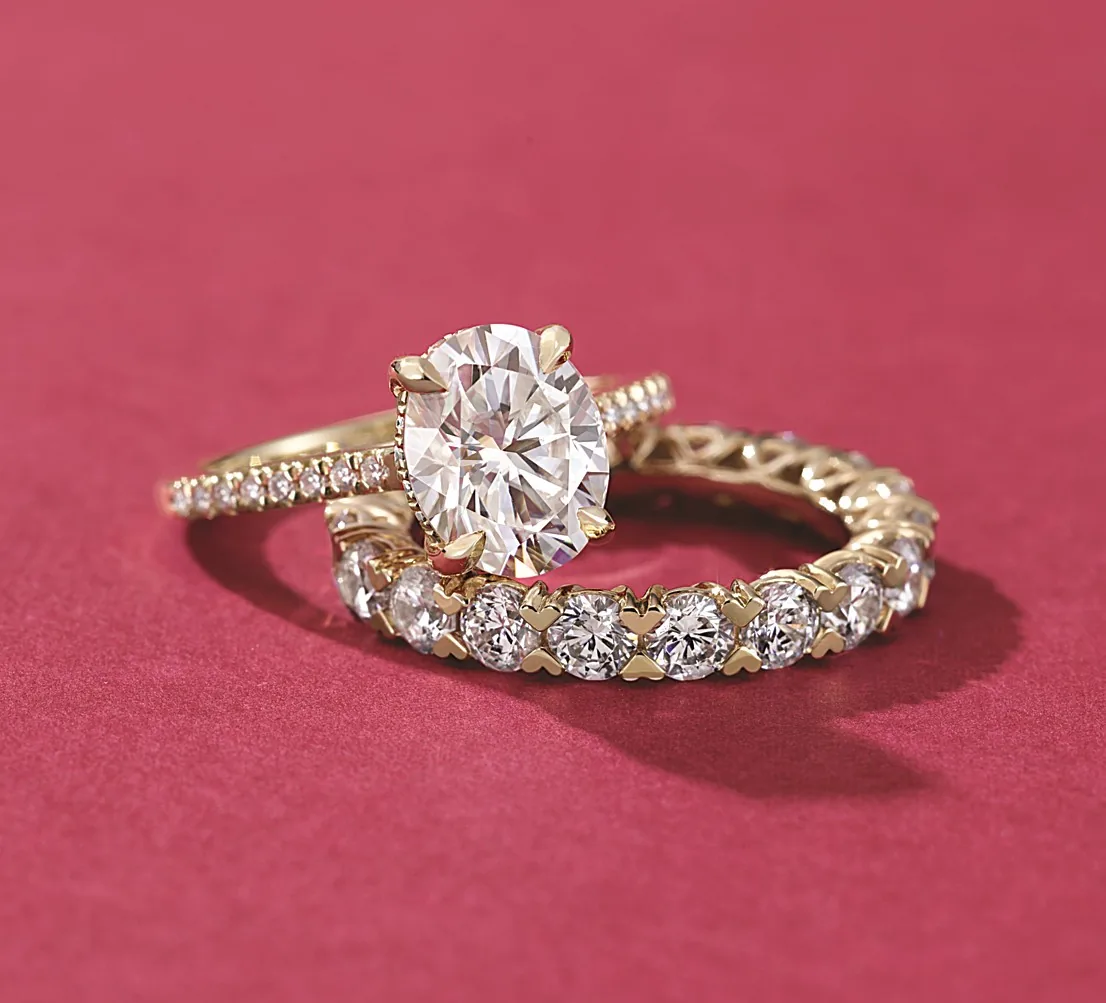 Full vs. half eternity bands: continuous diamonds or practical flexibility?